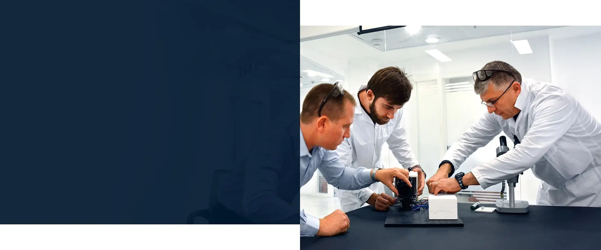 Three people working together on an optical setup in a laboratory, from the IZAK homepage
